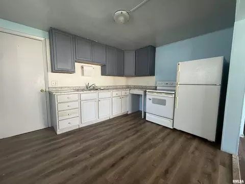 Kitchen - 2204 S 15th St, Springfield, IL 62703 photo 1 of 2