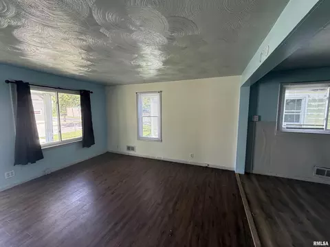 Living - 2204 S 15th St, Springfield, IL 62703 photo 1 of 2