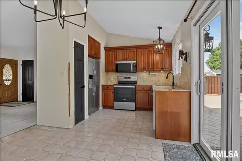 Kitchen - 10 Hollybrook Dr, Springfield, IL 62702 photo 1 of 2