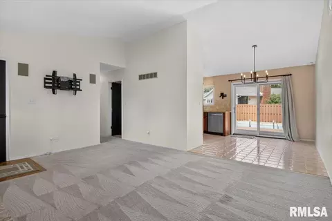 Living - 10 Hollybrook Dr, Springfield, IL 62702 photo 3 of 3