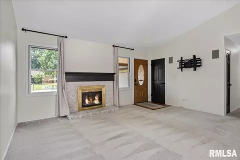 Living - 10 Hollybrook Dr, Springfield, IL 62702 photo 2 of 3
