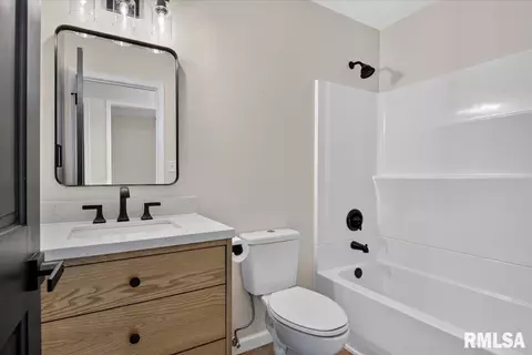 Bath - 10 Hollybrook Dr, Springfield, IL 62702 photo 1 of 2