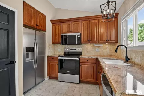 Kitchen - 10 Hollybrook Dr, Springfield, IL 62702 photo 2 of 2
