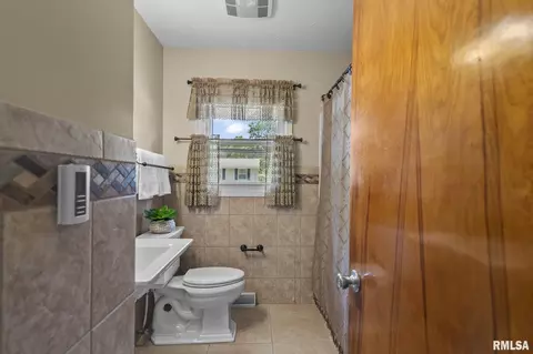 Bath - 2333 Queensway Rd, Springfield, IL 62703 photo 2 of 3