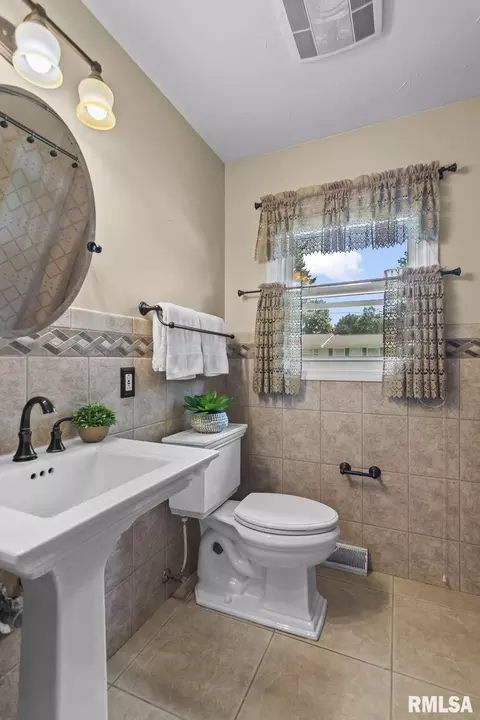 Bath - 2333 Queensway Rd, Springfield, IL 62703 photo 1 of 3