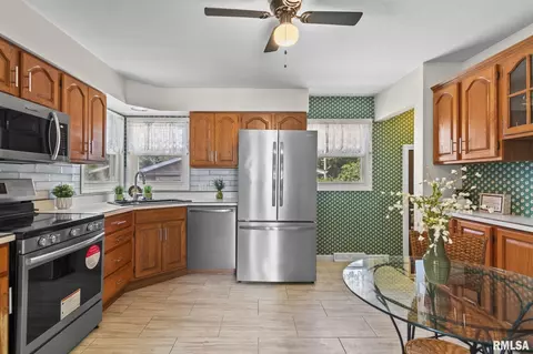 Kitchen - 2333 Queensway Rd, Springfield, IL 62703 photo 2 of 3