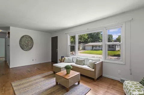 Living - 2333 Queensway Rd, Springfield, IL 62703 photo 3 of 4