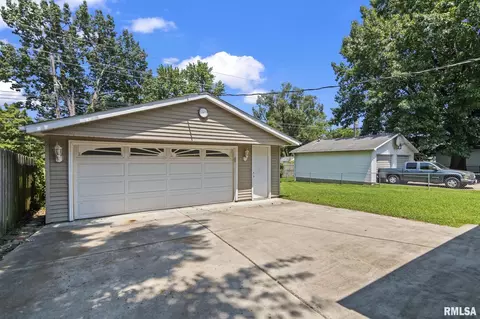 Exterior - 2333 Queensway Rd, Springfield, IL 62703 photo 3 of 6