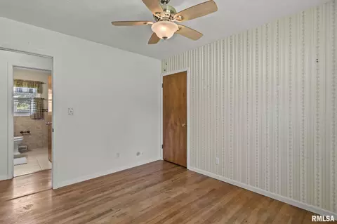 Bedroom - 2333 Queensway Rd, Springfield, IL 62703 photo 8 of 9