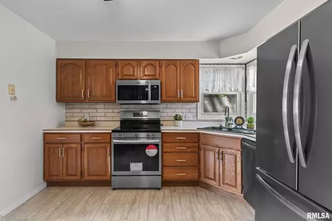 Kitchen - 2333 Queensway Rd, Springfield, IL 62703 photo 3 of 3