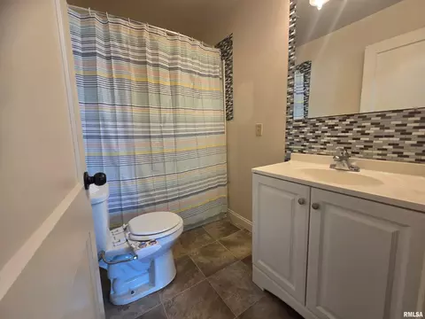 Bath - 442 W Collins St, Mendon, IL 62351 photo 1 of 1