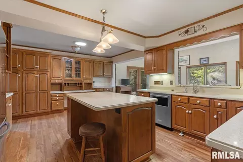 Kitchen - 2840 E Lake Shore Dr, Springfield, IL 62712 photo 2 of 5