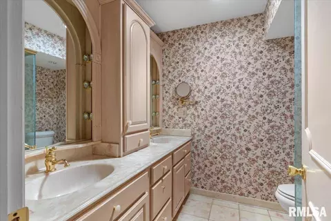 Bath - 2840 E Lake Shore Dr, Springfield, IL 62712 photo 2 of 4