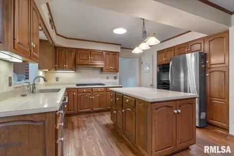 Kitchen - 2840 E Lake Shore Dr, Springfield, IL 62712 photo 4 of 5