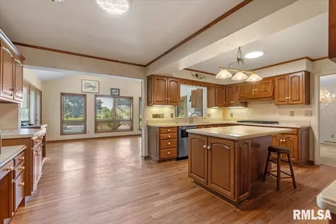 Kitchen - 2840 E Lake Shore Dr, Springfield, IL 62712 photo 1 of 5