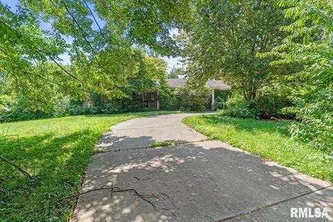 Exterior - 2840 E Lake Shore Dr, Springfield, IL 62712 photo 3 of 11