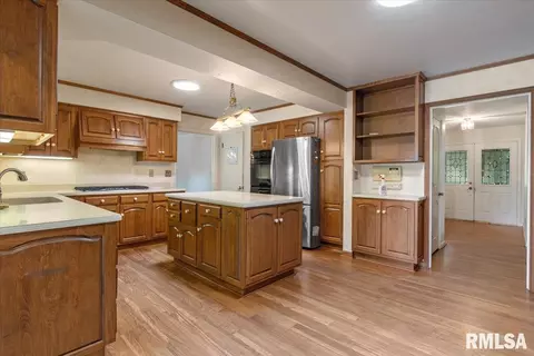 Kitchen - 2840 E Lake Shore Dr, Springfield, IL 62712 photo 3 of 5