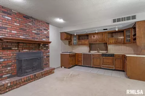 Kitchen - 2840 E Lake Shore Dr, Springfield, IL 62712 photo 5 of 5