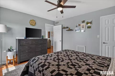 Bedroom - 4120 Marie Dr, Springfield, IL 62707 photo 2 of 4