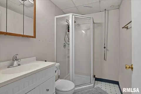 Bath - 4120 Marie Dr, Springfield, IL 62707 photo 2 of 2