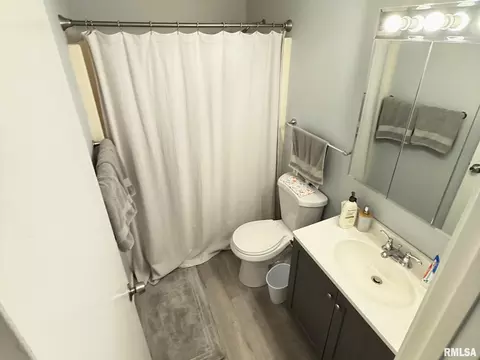 Bath - 3006 Taylor Ave, Springfield, IL 62703 photo 2 of 2