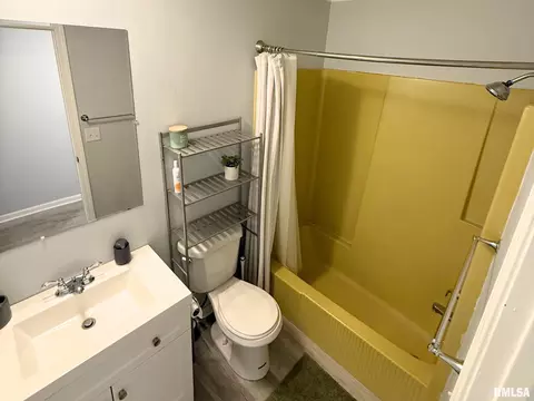 Bath - 3006 Taylor Ave, Springfield, IL 62703 photo 1 of 2
