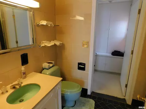 Bath - 4 Sunset Ln, Springfield, IL 62707 photo 1 of 1