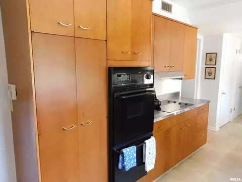 Kitchen - 4 Sunset Ln, Springfield, IL 62707 photo 3 of 3