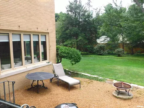 Exterior - 4 Sunset Ln, Springfield, IL 62707 photo 4 of 7