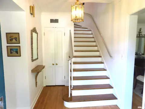Entry Way - 4 Sunset Ln, Springfield, IL 62707 photo 1 of 2