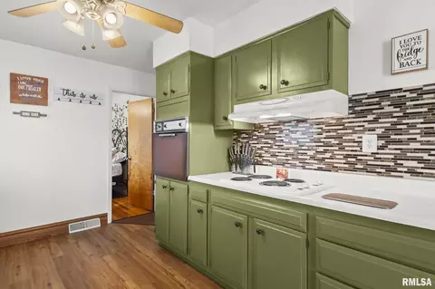 Kitchen - 1828 N Wolfe St, Springfield, IL 62702 photo 1 of 3