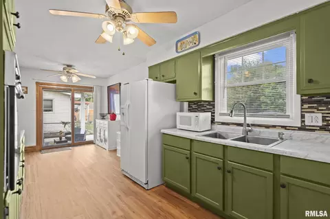 Kitchen - 1828 N Wolfe St, Springfield, IL 62702 photo 2 of 3