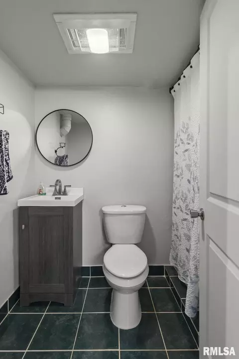 Bath - 1828 N Wolfe St, Springfield, IL 62702 photo 2 of 2