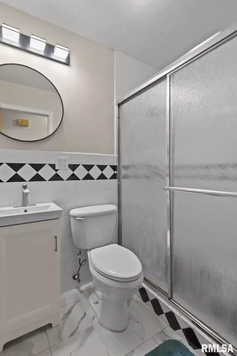 Bath - 1828 N Wolfe St, Springfield, IL 62702 photo 1 of 2