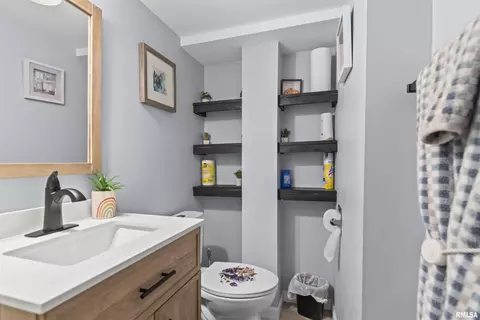 Bath - 1908 Jennette Ln, Springfield, IL 62702 photo 3 of 4