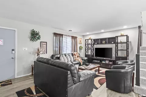 Living - 1908 Jennette Ln, Springfield, IL 62702 photo 2 of 5