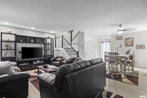 Living - 1908 Jennette Ln, Springfield, IL 62702 photo 1 of 5
