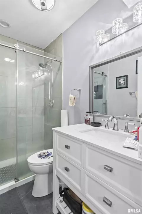 Bath - 1908 Jennette Ln, Springfield, IL 62702 photo 1 of 4