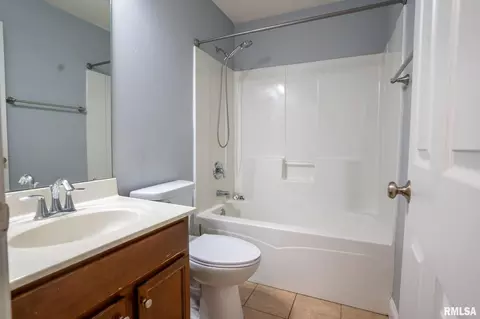 Bath - 3004 Andy Rd, Springfield, IL 62702 photo 2 of 3