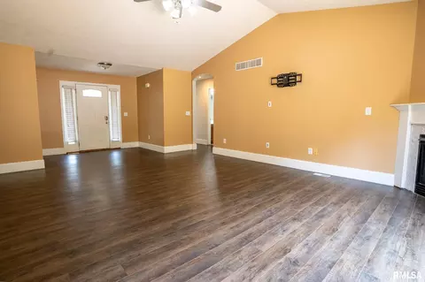Living - 3004 Andy Rd, Springfield, IL 62702 photo 3 of 4