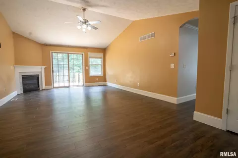 Living - 3004 Andy Rd, Springfield, IL 62702 photo 2 of 4