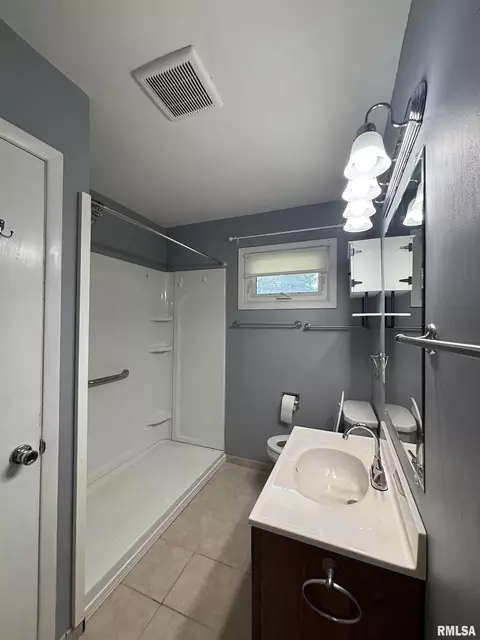 Bath - 3605 Moorgate Dr, Springfield, IL 62703 photo 1 of 3