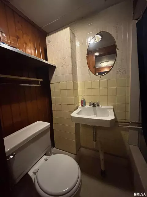 Bath - 3605 Moorgate Dr, Springfield, IL 62703 photo 3 of 3
