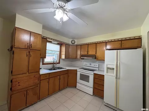 Kitchen - 3605 Moorgate Dr, Springfield, IL 62703 photo 1 of 1