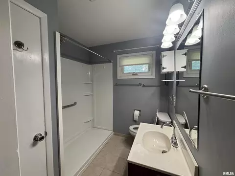 Bath - 3605 Moorgate Dr, Springfield, IL 62703 photo 2 of 3