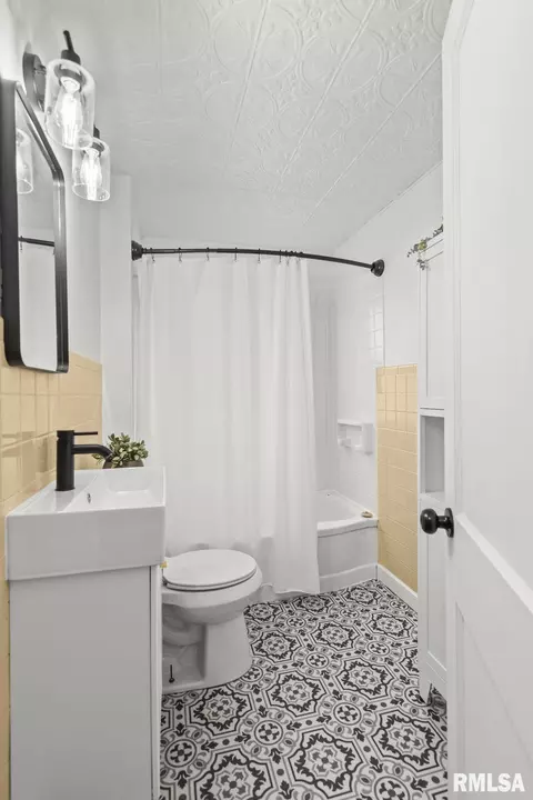 Bath - 2268 E Keys Ave, Springfield, IL 62702 photo 1 of 2