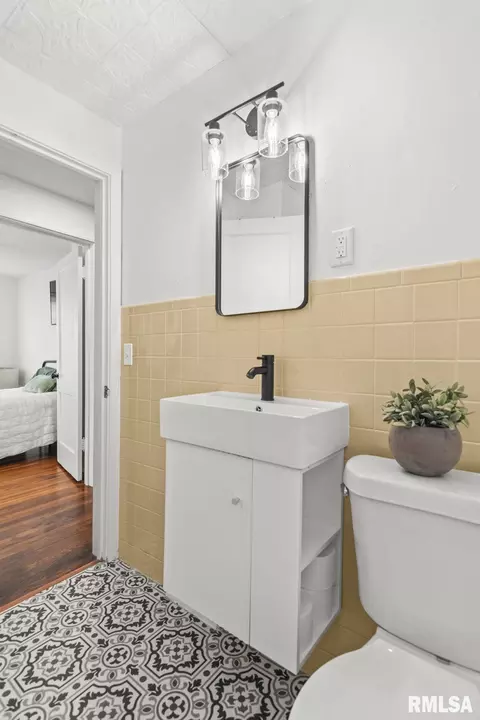 Bath - 2268 E Keys Ave, Springfield, IL 62702 photo 2 of 2
