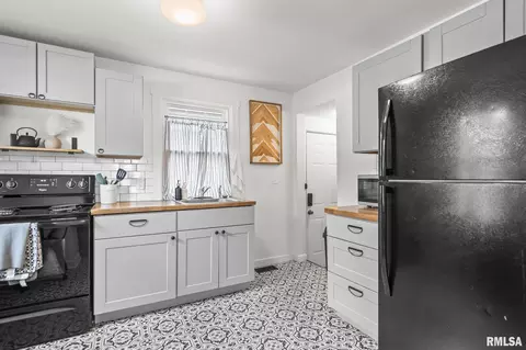 Kitchen - 2268 E Keys Ave, Springfield, IL 62702 photo 2 of 5