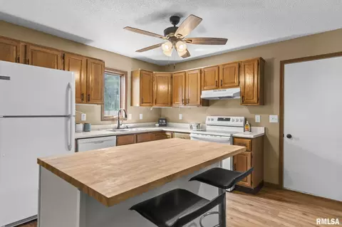 Kitchen - 5205 Carlton Dr, Springfield, IL 62703 photo 4 of 4