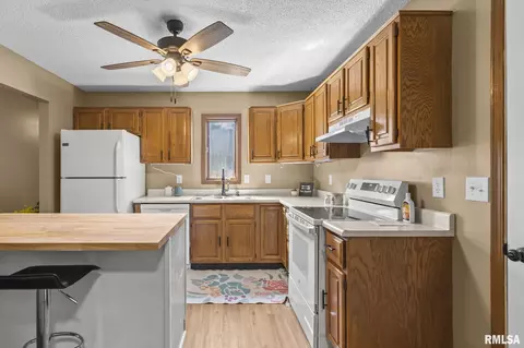 Kitchen - 5205 Carlton Dr, Springfield, IL 62703 photo 2 of 4